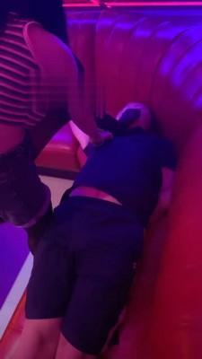 【鬼鬼】KTV让服务员伺候舔脚 bf17507