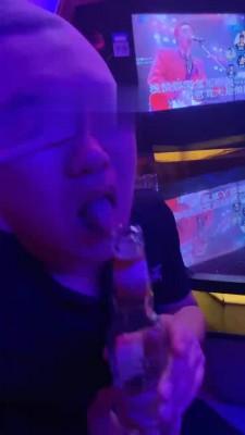 【鬼鬼】KTV让服务员伺候舔脚 bf17507