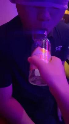 【鬼鬼】KTV让服务员伺候舔脚 bf17507