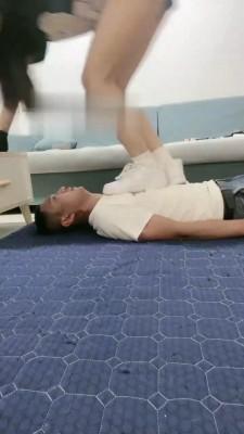 【琳琳】强制奴舔小白鞋白袜 bf17520