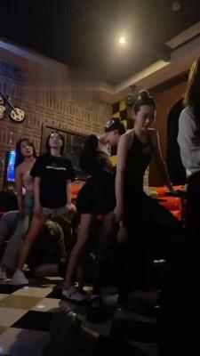 【领主老大】精彩-KTV多女王群调废物狗【双视角版】 bf17485