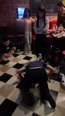 【领主老大】精彩-KTV多女王群调废物狗【双视角版】 bf17485