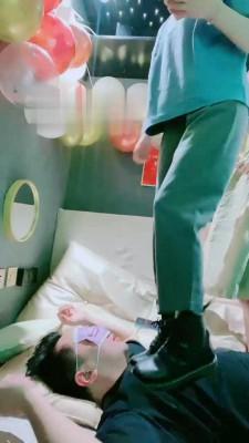 【美离子】KTV双S蹂躏虐打脚下奴【双视角版】 bf17443