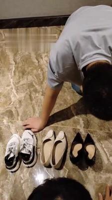 【辣妹S】长时间-双奴清理脏鞋臭袜