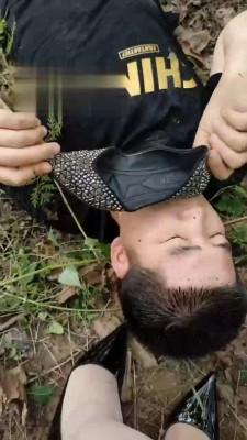 【辣妹s】户外抓住跟踪狂魔