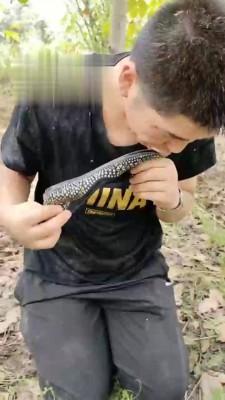 【辣妹s】户外抓住跟踪狂魔