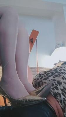 【东营天香百合】肉丝高跟羞辱小霸王 bf15677