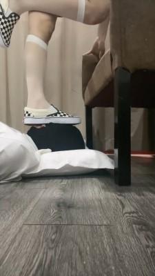 【晨希S】训练懵懂第一次的小奶狗轻度踩踏深喉 bf15733