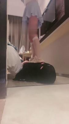 【桃子老师】运动鞋白丝全体重踩踏 bf15615