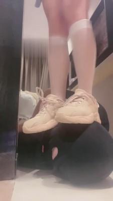 【桃子老师】运动鞋白丝全体重踩踏 bf15615