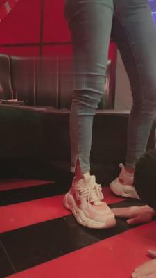 【漫漫】姐妹花ktv玩弄双狗【双视角版】 bf15543