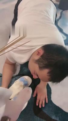 【鑫儿教头】踩踏食物喂食抖M老公 bf15551