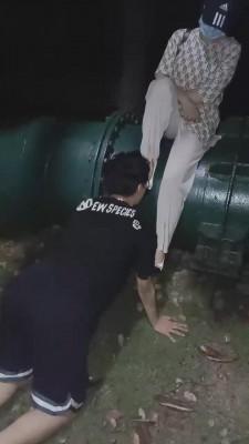 【上海户外gogo】白领深夜户外遛狗 bf15369