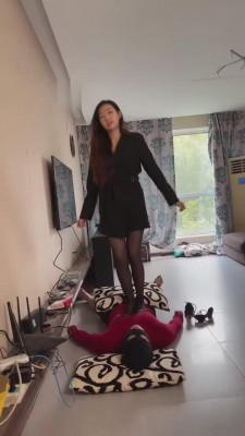 【二宝】素人模特黑丝高跟踩虐 bf15243