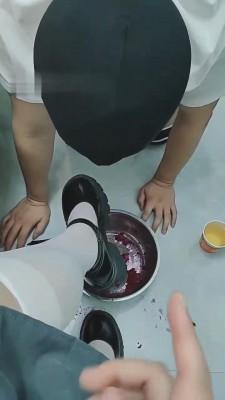 【苏可儿】用脚和圣水混合给狗喝 bf14874