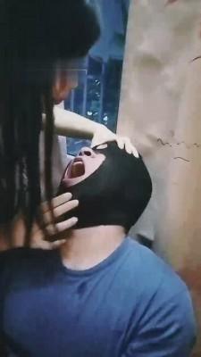 【美兮】姐妹花圈养男奴虐待 bf12767