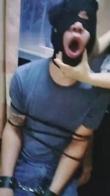 【美兮】姐妹花圈养男奴虐待 bf12767