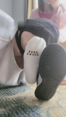 【小痴大人】素人无下限伺候白袜嫩脚 bf14700