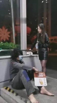 【樱桃大大】户外乞丐被富家女羞辱 bf14735