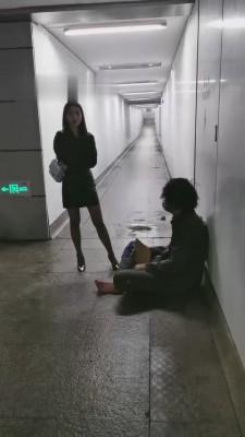 【樱桃大大】户外乞丐被富家女羞辱 bf14735