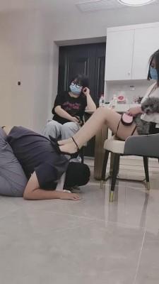 【萝莉糖糖】带两素人闺蜜玩弄男朋友【双视角版】 bf14576