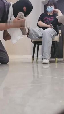 【萝莉糖糖】带两素人闺蜜玩弄男朋友【双视角版】 bf14576