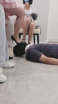 【萝莉糖糖】带两素人闺蜜玩弄男朋友【双视角版】 bf14576