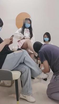 【萝莉糖糖】带两素人闺蜜玩弄男朋友【双视角版】 bf14576