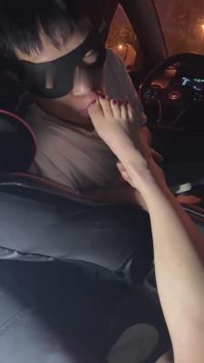 【不知名美女】啃死皮脚耳光插吐 bf14520