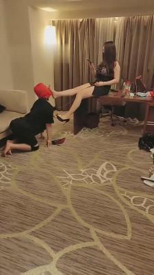 【咩主】桌下卑微伺候女老板 bf14480