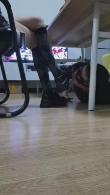 【文文文】桌底舔素人脏鞋 bf14275