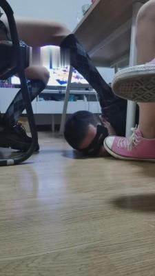 【文文文】桌底舔素人脏鞋 bf14275