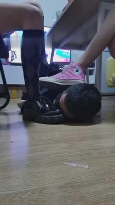 【文文文】桌底舔素人脏鞋 bf14275