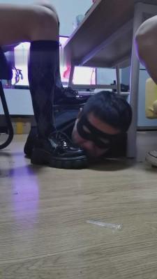 【文文文】桌底舔素人脏鞋 bf14275