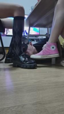 【文文文】桌底舔素人脏鞋 bf14275