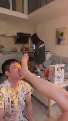 【不知名美女】和闺蜜一起圈养狗【双视角】 bf14082