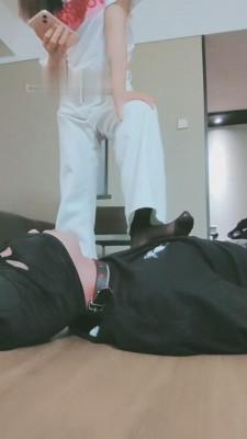 【妮蔻】丝袜扇脸/插狗嘴裸足 bf14045