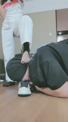 【妮蔻】丝袜扇脸/插狗嘴裸足 bf14045