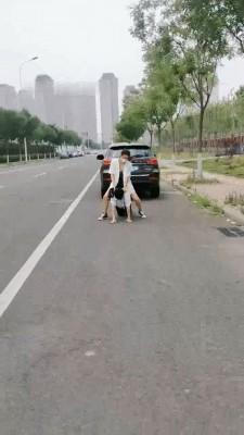 【语晴】户外车上裸足戏双奴 bf13906