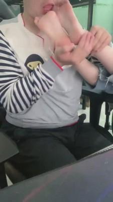 【精神小妹S】网吧舔素人的脚 bf13840