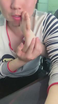 【精神小妹S】网吧舔素人的脚 bf13840