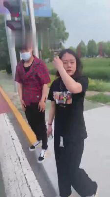 【逗逗】户外抓住偷拍狂惩罚虐 bf13809