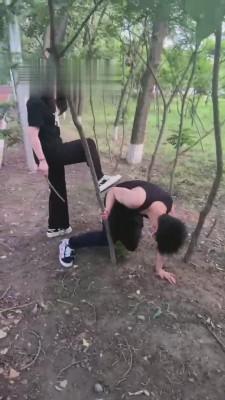 【逗逗】户外抓住偷拍狂惩罚虐 bf13809