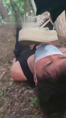 【逗逗】户外抓住偷拍狂惩罚虐 bf13809