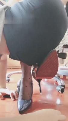 【心甜夫妻】黑丝高跟脚下犯贱奴 bf13795