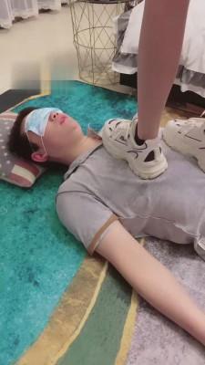 【骨精精】脏运动鞋黑棉袜全体重踩踏 bf13808