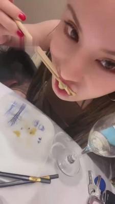 【莉莉丝】餐桌公开调教 bf13719