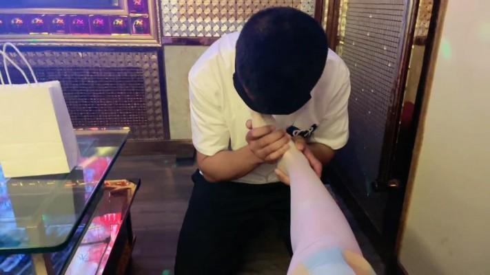 【小鱼爹】KTV调教舔脚坐脸 bf13614