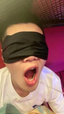 【小鱼爹】KTV调教舔脚坐脸 bf13614