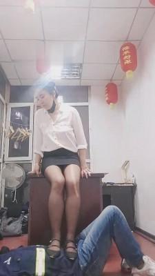 【霜霜】办公室女老板教训维修工【续集】 bf13570